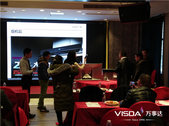 現(xiàn)場(chǎng)對(duì)油煙機(jī)感興趣.jpg 現(xiàn)場(chǎng)對(duì)油煙機(jī)感興趣.jpg